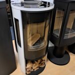 Contura-556G-kiertoilmatakka-valkoinen-Unelmauunit – Unelmauunit | Takkahuone Helsinki Contura 556 mallitakka poistohintaan Unelmauuneilta