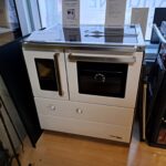 Haas-Sohn-puuhella-puuliesi-Unelmauunit – Unelmauunit | Takkahuone Helsinki Haas-Sohn 75.5 SF puuhella esittelymalli myynnissä Unelmauunit-liikkeessä