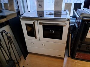 Haas-Sohn-puuhella-puuliesi-Unelmauunit – Unelmauunit | Takkahuone Helsinki Haas-Sohn 75.5 SF puuhella esittelymalli myynnissä Unelmauunit-liikkeessä