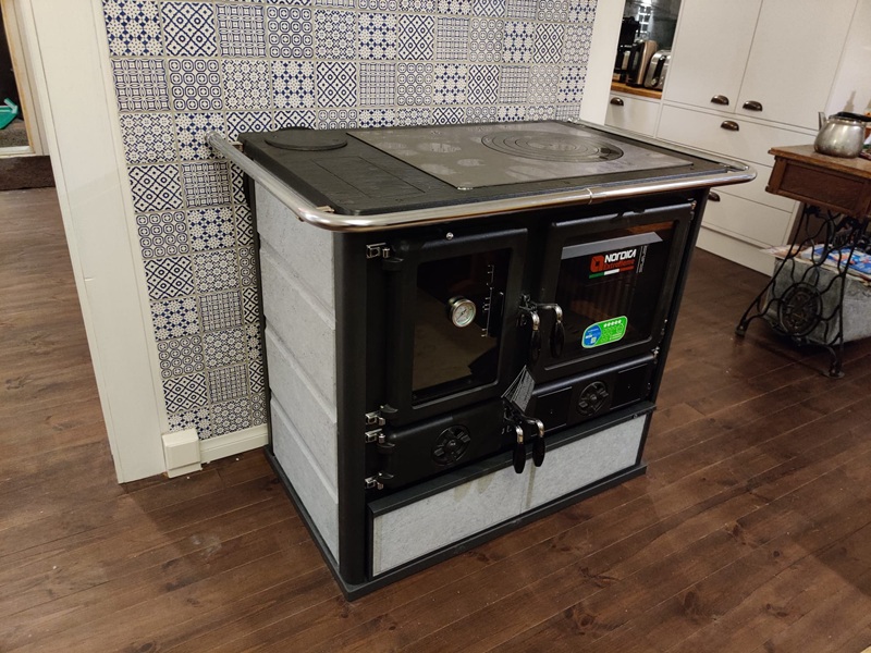 La-Nordica-Rosa-Reverse-puuhella-woodburning-cooking-stove-Unelmauunit_sm – Unelmauunit | Takkahuone Helsinki Mikä on puuhella ja miten se toimii?