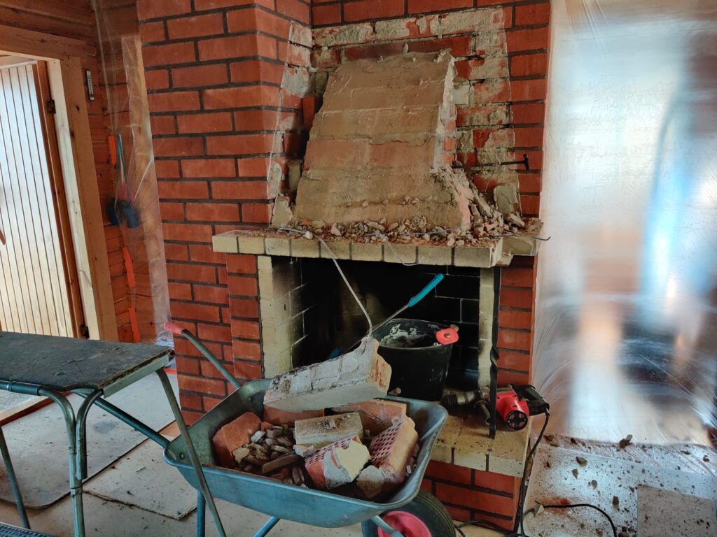 Vanhan takan purkaminen - Unelmauunit tarjoaa turvallisen ja tehokkaan tulisijojen purku- ja asennuspalvelun yli 30 vuoden kokemuksella!