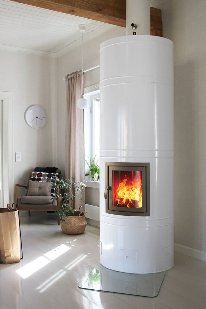 Warma-Uunit Aulikki Classic varaava takka peltikuorella | Warma-Uunit Aulikki Classic heat-storing fireplace with sheet metal shell