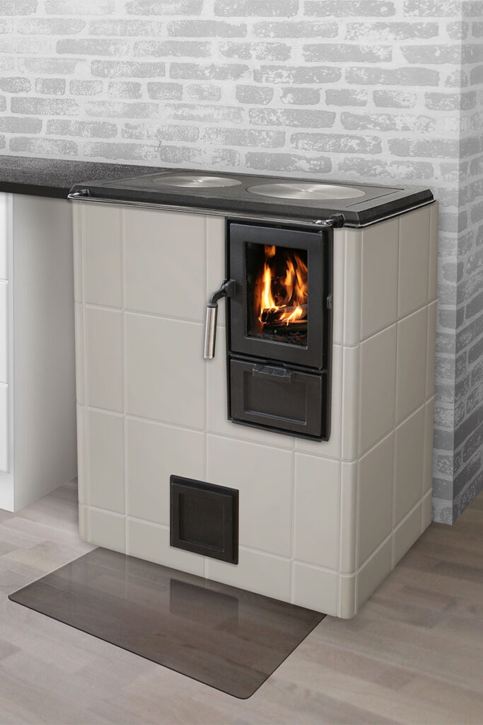 Warma-Uunit-Sofia-Basic-laatoitettu-puuhella-puuliesi-woodburning-cooker - Unelmauunit Warma-Uunit Sofia Basic -puuhella laatoitettuna | Warma-Uunit Sofia Basic tiled woodburning cooker