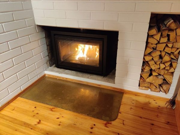 Contura i6 -takkasydän avotakkaan asennettuna | Contura i6 fireplace insert installed inside an open fireplace