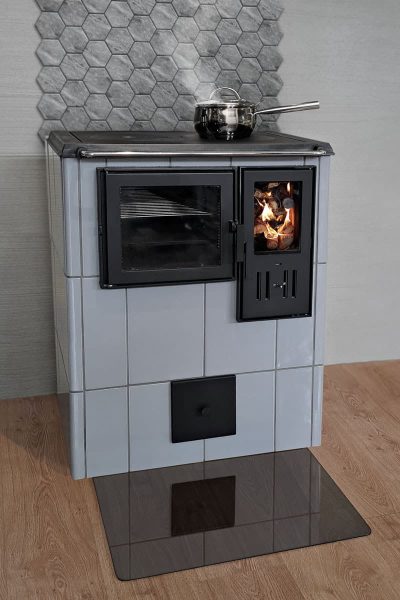 Miten varaava puuhella toimii?