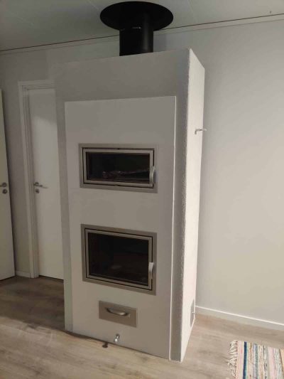 Warma-Uunit Fiona 100 varaava takkaleivinuuni asennettuna Unelmauunit-asiakkaalle