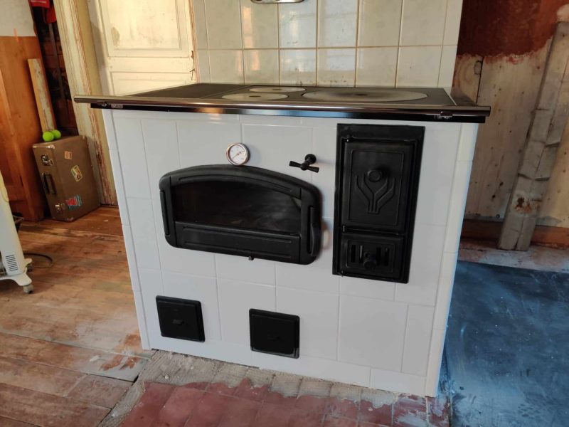 Tulisijan asennus Unelmauuneilta yli 30 vuoden kokemuksella - Warma-Uunit Serafiina puuhella leivinuunilla